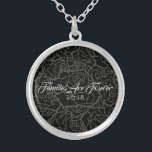Collier Noir & Argent Roses-Familles sont toujours<br><div class="desc">Collier en Argent avec un imprimé multi-rose gris sur un arrière - plan noir et texte de "Familles sont pour toujours 2018" dans un script fantaisiste de Winter White. Customisez ce collier avec une date spéciale ou/ou et choisissez votre style ou changez de couleurs. Ou achetez comme prévu.</div>