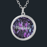 Collier Nom de marbre personnalisé violet cadeau personnal<br><div class="desc">Luxueux design tendance qui vous impressionnera ainsi que les personnes autour de vous. De plus, vous pouvez ajouter votre touche à la personnaliser et personnaliser le design de votre façon de le rendre spécial. votre cadeau aura l'air si spécial et si différent et tout cela sans sacrifier le luxe et...</div>