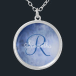 Collier Nom du monogramme Aquarelle bleu blanc tendance<br><div class="desc">Collier d'argent Monogrammé bleu et blanc Aquarelle. Ajoutez votre nom et votre initiale. Fait un grand cadeau de fête de mariée pour vos demoiselles d'honneur,  un grand cadeau d'anniversaire pour elle,  ou toute occasion où elle aimera ce collier de serrure.</div>
