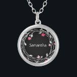 Collier Nom du monogramme Couronne noire blanche rose roug<br><div class="desc">Collier Monogrammé Personnalisé Noir,  Blanc,  Rose Rouge Fleur Wreath Argent Plaqué. Grand cadeau pour les demoiselles d'honneur ou pour n'importe quelle femme.</div>