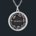 Collier Nom du monogramme Couronne noire blanche rose roug<br><div class="desc">Collier Monogrammé Personnalisé Noir,  Blanc,  Rose Rouge Fleur Wreath Argent Plaqué. Grand cadeau pour les demoiselles d'honneur ou pour n'importe quelle femme.</div>