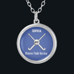 Collier Nombre personnalisé du Jersey de nom d'équipe de<br><div class="desc">Les caractéristiques de conception ce de champ personnalisées d'hockey 2 bâtons de hockey à champs croisés, une boule et votre nom du joueur ou de l'entraîneur, nom d'équipe et jersey numérotent. Personnalisez la couleur d'arrière - plan pour assortir vos couleurs d'équipe - cliquez sur juste dessus la "personnaliser" et puis...</div>