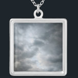 Collier Nuages de tempête en panne<br><div class="desc">Des nuages orageux foncĂ©s se dĂ©tachent au premier plan de cette photo couleur. Les couches de nuages deviennent des nuances de gris plus claires et plus profondes dans l'image. Des indices de ciel bleu clair sont visibles au-delĂ des nuages de tempĂŞte lorsque le temps commence Ă s'Ă©claircir. Photo numĂ©rique, couleur....</div>