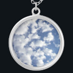Collier Nuages Puffy Sur Ciel Bleu<br><div class="desc">Un banc de nuages blancs bouffants se brise en petits morceaux qui traversent le cadre de la photo verticale. La couverture nuageuse est plus dense à gauche et plus clairsemée à droite, révélant un ciel bleu profond qui est foncé près du sommet de la photo et plus léger près du...</div>