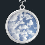 Collier Nuages Puffy Sur Ciel Bleu<br><div class="desc">Un banc de nuages blancs bouffants se brise en petits morceaux qui traversent le cadre de la photo verticale. La couverture nuageuse est plus dense à gauche et plus clairsemée à droite, révélant un ciel bleu profond qui est foncé près du sommet de la photo et plus léger près du...</div>