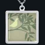 Collier Oiseau vert perché sur une branche verte<br><div class="desc">Comme la couleur verte ? C'est l'impression artistique parfaite pour vous ! Cette belle peinture d'un oiseau jaune-vert sur une branche vert foncé s'adapterait parfaitement à n'importe quel produit Zazzle. L'image de Norman Wyatt est composée de trois nuances de vert. Commandez aujourd'hui !</div>