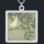 Collier Oiseau vert perché sur une branche verte<br><div class="desc">Comme la couleur verte ? C'est l'impression artistique parfaite pour vous ! Cette belle peinture d'un oiseau jaune-vert sur une branche vert foncé s'adapterait parfaitement à n'importe quel produit Zazzle. L'image de Norman Wyatt est composée de trois nuances de vert. Commandez aujourd'hui !</div>