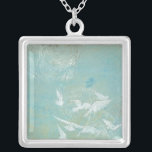 Collier Oiseaux blancs à travers le ciel bleu<br><div class="desc">Megan Meagher a créé cette impression d'oiseaux blancs volant à travers un ciel bleu. Un cadre paisible,  le blanc des oiseaux et le bleu de l'arrière - plan se marient très bien. Commandez dès aujourd'hui !</div>