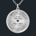 Collier Ornement Coeur Et Argent<br><div class="desc">Élégant ornement floral gris argenté sur un arrière - plan argenté et coeur noir au milieu. Année pouvant être modifiée</div>