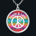 Collier Paix et amour Tie Dye Stripes<br><div class="desc">Montrez un peu de paix et d'amour avec ce signe de paix blanc et forme de coeur avec le texte "Paix et Amour". L'Arrière - plan est coloré teint de rayures de style cravate dans un arc-en-ciel de couleurs y compris rouge,  rose,  vert,  bleu,  violet,  orange et jaune.</div>