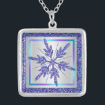Collier Parties scintillant d'argent violet REGARDER Colli<br><div class="desc">Ce collier de flacons de neige de parties scintillant FAUX (IMPRIMÉ) aux couleurs violet, turquoise, turquoise, aqua, et argent correspond à l'invitation de mariage d'hiver présentée ci-dessous et ferait un beau cadeau à donner à vos accompagnateurs de mariage comme votre femme d'honneur, demoiselle d'honneur, et Flower Girl, ou l'acheter pour...</div>