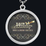 Collier Parties scintillant flamboyante 50e Mariage Motif<br><div class="desc">Glamour 50ème mariage anniversaire texte design motif sur l'arrière - plan noir personnalisé vous pouvez changer sur le site Web. Diamants Faux et accent du coeur. Si vous avez besoin d'aide pour customiser un de mes designs, contactez le concepteur ArtOnWear. Mise en forme de texte gratuite avec aide en direct...</div>