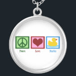 Collier Peace Love Ducks<br><div class="desc">Un signe de paix,  un coeur,  et un mignon canard. J'adore les beaux cadeaux de canard.</div>