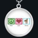 Collier Peace Love Horses<br><div class="desc">Un signe de paix,  un coeur,  et un beau cheval courant. Le cadeau parfait pour un amoureux de l'équitation.</div>