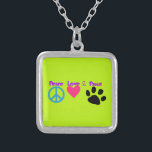 Collier Peace Love & Paws<br><div class="desc">Graphique mignon en couleurs néons colorées. 3 symboles - un signe de paix,  un coeur et une patte,  avec les mots paix,  amour et pattes. Pour les propriétaires d'animaux de compagnie qui aiment la paix.</div>