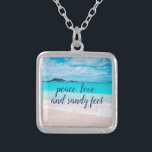 Collier Peace Love Sandy Feet Tropical Hawaii Beach Photo<br><div class="desc">"Paix, amour et pieds sablonneux." Rappelez-vous l'odeur fraîche du sel de l'air marin chaque fois que vous portez ce magnifique collier photo de charme aux couleurs vibrantes. Ce collier se présente en petites, moyennes et grandes tailles, ainsi qu'en forme de carré et de cercle. Vous pouvez commander ce collier dans...</div>