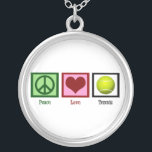 Collier Peace Love Tennis<br><div class="desc">Un signe de paix,  un coeur et un design de balle de tennis font un grand cadeau pour un joueur de tennis.</div>