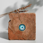 Collier Pendentif Evil Eye - Charme Grec Faux Gold<br><div class="desc">Protégez-vous de l'énergie négative et attirez la chance avec ce magnifique collier oculaire faux or mauvais. Le mauvais oeil est un symbole de protection et d'aversion contre le mal dans de nombreuses cultures, comme la Turquie, la Grèce et le Moyen-Orient. On croit que porter un collier oculaire maléfique peut vous...</div>