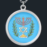 Collier Persian Magen David Menorah<br><div class="desc">Cette image a été adaptée à partir d'un carrelage juif perse antique et présente une menorah avec un Magen David (Étoile de David) encadré de branches d'olivier. Les imperfections de l'image originale peinte à la main ont été conservées.</div>