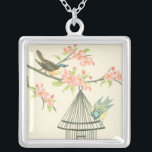Collier Petits oiseaux perchés sur une branche et sur une<br><div class="desc">Nancy Slocum's a peint de nombreux oiseaux au cours des années. Cette image représente deux petits oiseaux bleus et jaunes perchés sur une branche entourés de fleurs roses et qui ont l'air curieux d'une cage d'oiseaux. Obtenez cette oeuvre d'art ornithologique cool sur votre produit Zazzle dès aujourd'hui.</div>