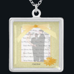 Collier photo Carré Fleur Jaune Argent<br><div class="desc">Personnalisez ce joli collier pour avoir comme faveurs de mariage à votre réception de mariage ou pour en avoir un vous-même en souvenir de votre journée spéciale. Ce collier est aussi le cadeau parfait pour la mariée à sa douche de nuptiale. Personnalisez en ajoutant votre photo, et en changeant le...</div>