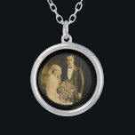 Collier Photo de charme Memorial pour Bouquet Mariage en n<br><div class="desc">Bouquet mariage Memorial Charms. Souvenez-vous de ceux qui ne peuvent pas être avec vous lors de votre journée spéciale avec un charme de mariée commémoratif. Un joli souvenir sentimental pour que la mariée porte son bouquet. Ce charme a un arrière - plan noir avec la phrase "Forever in my Heart"...</div>