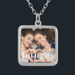 Collier Photo des meilleurs amis<br><div class="desc">Célébrez votre amitié grâce à ce collier pendentif de photos douces avec votre photo préférée de vous et de votre bestie avec des "meilleurs amis" superposés en caractères gras blancs écrits à la main.</div>