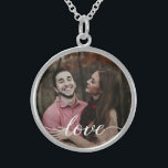 Collier photo personnalisé "Amour éternel"<br><div class="desc">Créez une mémoire éternelle avec le collier photo personnalisé "Eternal Love", un cadeau qu'elle chérira pour toujours. Ce collier est un geste exquis et sincère qui vous permet de le customiser avec votre photo préférée ensemble, capturant un moment qui vous est cher à tous les deux. Le mot "Amour" est...</div>