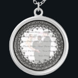 Collier photo rond en dentelle noire<br><div class="desc">Personnalisez ce joli collier pour avoir comme faveurs de mariage à votre réception de mariage ou pour en avoir un vous-même en souvenir de votre journée spéciale. Ce collier est aussi le cadeau parfait pour la mariée à sa douche de nuptiale. Personnalisez en ajoutant votre photo.</div>