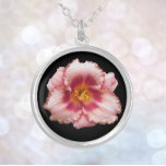 Collier Pink Daylily Bloom sur Black Floral<br><div class="desc">Faites une déclaration de mode avec ce pendentif de collier avec chaîne qui présente l'image d'une fleur de jour rose sur un arrière - plan noir. Un joli design floral ! Sélectionnez la forme,  la taille et la finition de votre pendentif.</div>