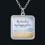 Collier Plage Est Mon Bon Lieu Script CA Ocean Landscape<br><div class="desc">"La plage est mon endroit heureux." Rappelez-vous l'odeur de sel frais de l'air marin. Détendez-vous, respirez et explorez la solitude d'une plage vide de Californie chaque fois que vous portez ce magnifique collier de charme aux couleurs pastel. Ce collier se présente en petites, moyennes et grandes tailles, ainsi qu'en forme...</div>