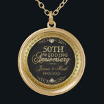 Collier Plaqué Or 50e anniversaire du Mariage Or noir et diamants<br><div class="desc">Elégant 50e anniversaire mariage or et diamants parties scintillant imprimer sur arrière - plan noir. Cadre rond aux tons or. Noms et années personnalisables.</div>