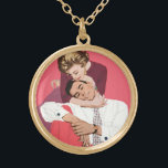 Collier Plaqué Or Amour vintage et romance, Nouveaux mariés en rose<br><div class="desc">Illustration vintage design d'amour et de romance avec un joyeux couple marié se serrant dans ses bras et se bousculant. Elle est sur le point de chuchoter un secret à son amour.</div>