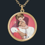 Collier Plaqué Or Amour vintage et romance, Nouveaux mariés en rose<br><div class="desc">Illustration vintage design d'amour et de romance avec un joyeux couple marié se serrant dans ses bras et se bousculant. Elle est sur le point de chuchoter un secret à son amour.</div>