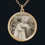 Collier Plaqué Or Amour vintage Photo d'enfants s'embrassant dans un<br><div class="desc">Vintage photo sépia en noir et blanc de deux enfants s'embrassant dans le jardin. Une adorable photo d'un petit garçon et d'une petite fille et de leur premier baiser. Image chère de la jeunesse et de l'innocence.</div>
