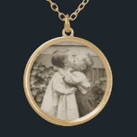 Collier Plaqué Or Amour vintage Photo d'enfants s'embrassant dans un<br><div class="desc">Vintage photo sépia en noir et blanc de deux enfants s'embrassant dans le jardin. Une adorable photo d'un petit garçon et d'une petite fille et de leur premier baiser. Image chère de la jeunesse et de l'innocence.</div>