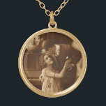 Collier Plaqué Or Amoureux vintages, Amour Romantique Musique romant<br><div class="desc">photo sépia vintage avec une image d'amour et de romance montrant les jeunes mariés se serrant et se baladant ensemble à côté d'un piano écoutant de la musique.</div>