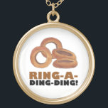 Collier Plaqué Or Bachelorette Fiançailles de la mariée de Ring-a-Di<br><div class="desc">Le design présente une illustration originale de savoureux anneaux d'oignon frits brun doré, avec RING A DING DING dans une police amusante. Idéal pour une soirée bachelorette ou une douche nuptiale. Ne vois-tu pas ce que tu cherches ? Vous avez besoin d'aide pour la personnalisation ? Cliquez sur "Contacter ce...</div>