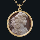 COLLIER PLAQUÉ OR CAMEO ANTIQUE, DAME AUX RAISONS ET AUX GRAPEVINES<br><div class="desc">Bijou de cammeo antique avec un beau profil de femme avec de longs cheveux ornés de raisins et de vignes pour la récolte de vignobles</div>