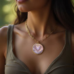 Collier Plaqué Or Coeur d'or victorien avec fleurs lilas, vintage<br><div class="desc">Ce magnifique collier présente un coeur doré victorien décoré de fleurs sur un arrière - plan romantique aux couleurs lilas douces. Magnifique cadeau de Saint Valentin pour n'importe quelle femme ! Texte personnalisé.</div>