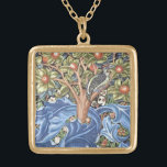 Collier Plaqué Or Cru floral de tapisserie de pivert de William<br><div class="desc">Art vintage floral de tapisserie de pivert de William Morris Il montre un pivert se reposant dans la branche d'un arbre fruitier et comporte un arrière - plan fleuri distinctif de feuille bleu et de fruit orange. Art par William Morris Mouvement : Arts britanniques et métiers/art Nouveau Belle conception vintage...</div>