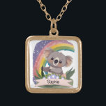 Collier Plaqué Or Cute Baby Koala Rainbow Nom personnalisé<br><div class="desc">Ce design enchanteur présente un adorable koala bébé au milieu d'un arc-en-ciel vibrant, créant une atmosphère fantasque et chaleureuse. Parfait pour les crèches, les salles de jeux ou tout espace où vous voulez insuffler un sentiment d'émerveillement. La palette de couleurs joyeuse et variée ajoute non seulement une explosion de bonheur,...</div>
