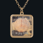 Collier Plaqué Or Eat Sleep Beach Citation Script Modern Seashell Ph<br><div class="desc">"Mange, dors, plage." C’est un mode de vie. La lumière de la fin de l'après-midi fait de ce coquillage sur une plage du sud de la Californie un endroit lumineux. Détendez-vous et revenez à vos vacances sur la plage chaque fois que vous portez ce magnifique collier photo de charme. Ce...</div>