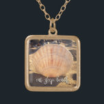 Collier Plaqué Or Eat Sleep Beach Citation Script Modern Seashell Ph<br><div class="desc">"Mange, dors, plage." C’est un mode de vie. La lumière de la fin de l'après-midi fait de ce coquillage sur une plage du sud de la Californie un endroit lumineux. Détendez-vous et revenez à vos vacances sur la plage chaque fois que vous portez ce magnifique collier photo de charme. Ce...</div>