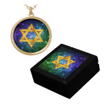 Collier Plaqué Or Étoile de David - Magen David<br><div class="desc">Galaxie profonde bleue,  violette et verte avec l'Etoile de David. Appliquez cette image au style de collier de votre choix et ajoutez des boucles d'oreilles pour compléter l'ensemble. La boîte à bijoux correspondante est vendue séparément.</div>