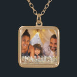 Collier Plaqué Or *~* FAMILLE AP42 Photo Pic Parties scintillant Or<br><div class="desc">CARRÉ GOLD NECKLACE - PARTIES SCINTILLANT et lettres bloc blanc (ID de recherche AP42 pour des conceptions similaires sur divers produits ) * Énergétiquement Amélioré souvenir Garde mémoire famille. Téléchargez votre photo de famille. En ce moment, le texte dit "FAMILLE" Une zone de texte est disponible. Personnaliser Customiser la couleur...</div>