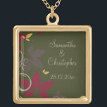 Collier Plaqué Or Feuilles d'automne sur le Mariage vert<br><div class="desc">Un design élégant pour un Mariage de automne aux feuilles dans les couleurs automnales jaune, rouge et marron tombant avec des fleurs vertes sur un arrière - plan vert foncé. La couleur du texte correspond à la couleur des fleurs. Entièrement personnalisable pour vos propres occasions spéciales. La couleur vert foncé...</div>