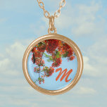 Collier Plaqué Or Flamboyant Royal Poinciana Floral Monogramme<br><div class="desc">Il s'agit d'un flamboyant,  d'un pommier royal ou d'un flamboyant avec ses fleurs tropicales orange et rouge accrochées au ciel bleu. C'est un design floral unique sur un collier pendentif qui peut être personnalisé avec son Monogramme pour un beau cadeau. Cette image est une photographie botanique originale de JLW_PHOTOGRAPHY.</div>