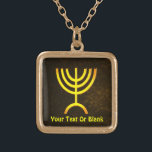 Collier Plaqué Or Flamme de Menorah<br><div class="desc">Un rendu numérique de la menorah juive à sept branches (hébreu : מְ וֹ נ רָ ‎). La menorah à sept branches, utilisée dans le sanctuaire portatif mis en place par Moïse dans le désert et plus tard dans le Temple de Jérusalem, est un symbole du judaïsme depuis des temps...</div>