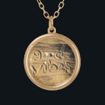 Collier Plaqué Or Good Vibes Hand Drag Beach Sand Photo Amusant Bold<br><div class="desc">"Bonnes vibes." Détendez-vous, sentez l'air de l'océan et remontez vos vacances à la plage chaque fois que vous portez ce collier de charme photo chic et amusant. Ce collier se présente en petites, moyennes et grandes tailles, ainsi qu'en forme de carré et de cercle. Vous pouvez commander ce collier dans...</div>